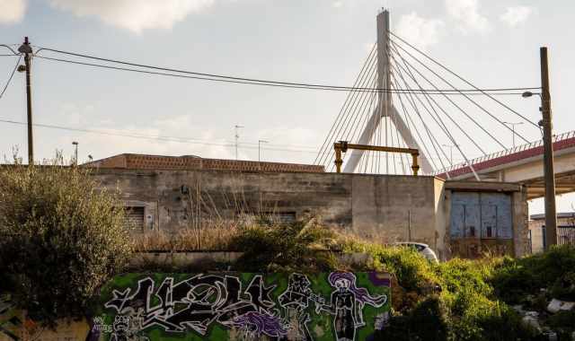 Fatiscente e ultramoderna: viaggio nella contrastante "zona del ponte Adriatico" di Bari